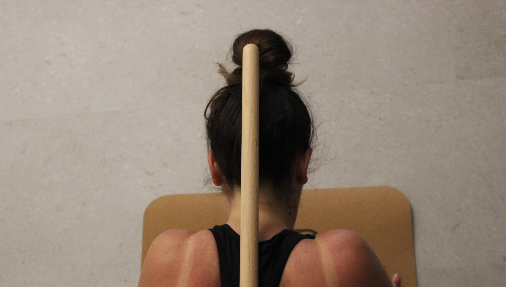 esercizio-pilates-postura Persona che fa esercizio posturale con bastone